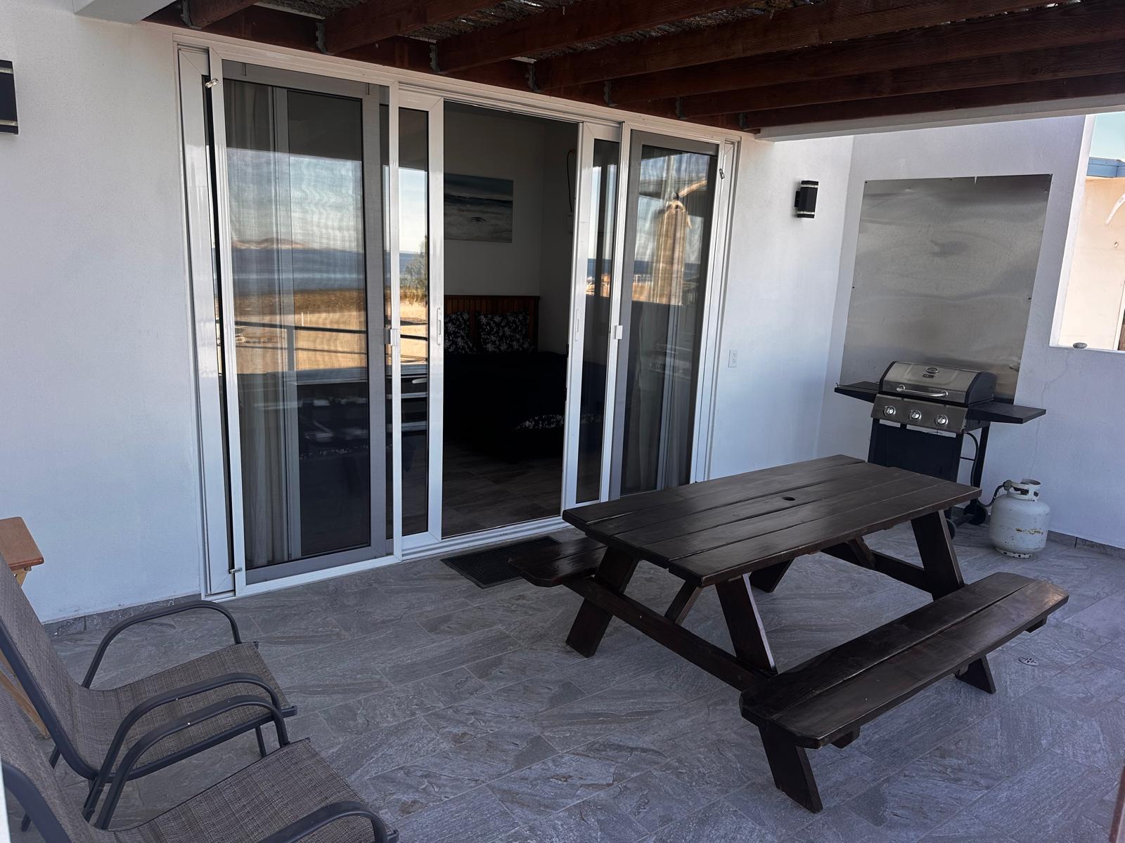 Terraza con asador y mesa de picnic mirando hacia el océano
