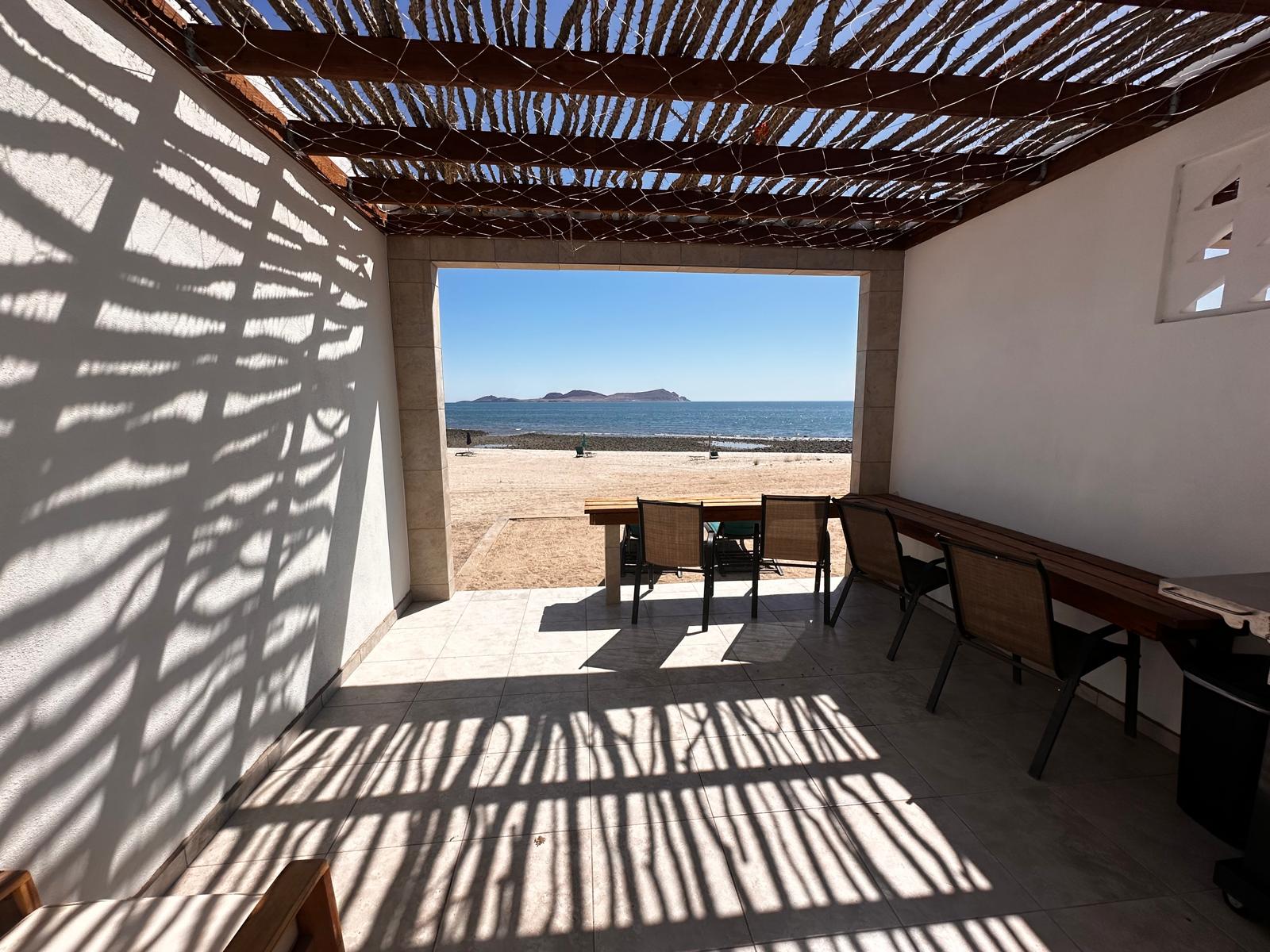Vista panorámica desde la terraza hacia el océano en Baja Playa Sol, Ensenada